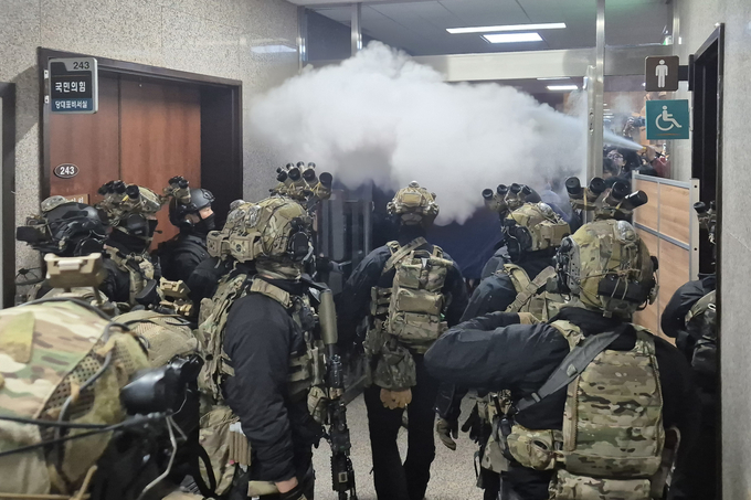  지난 3일 윤석열 대통령의 비상계엄령 선포 후 국회의사당에 진입한 군 병력. (사진=연합뉴스 제공)