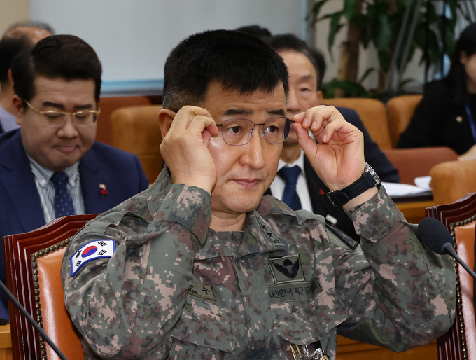 계엄사령관에 임명됐던 박안수 육군참모총장이 5일 오전 윤석열 대통령의 비상계엄 선포·해제 경위와 관련한 긴급 현안질의가 열린 국회 국방위원회 전체회의에 출석해 안경을 고쳐쓰고 있다. (사진=연합뉴스)