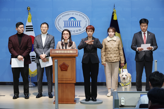 국민의힘 소장파 의원 5명이 5일 오후 국회 소통관에서 대통령 임기단축 개헌 등을 제안하는 기자회견을 하고 있다. (사진=연합뉴스)