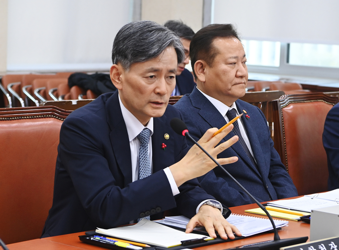 5일 오후 서울 여의도 국회 행정안전위원회에서 열린 비상계엄 관련 긴급 현안질의에서 조지호 경찰청장이 의원 질의에 답하고 있다.