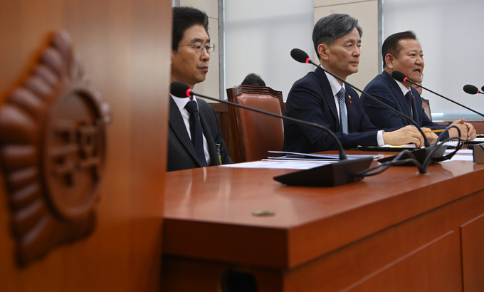 5일 오후 서울 여의도 국회 행정안전위원회에서 열린 비상계엄 관련 긴급 현안질의에서 이상민 행정안전부 장관이 의원 질의에 답하고 있다.