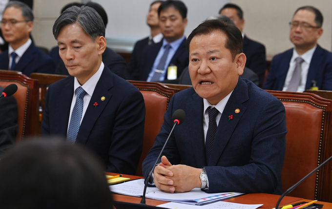 5일 오후 서울 여의도 국회 행정안전위원회에서 열린 비상계엄 관련 긴급 현안질의에서 이상민 행정안전부 장관이 의원 질의에 답하고 있다.