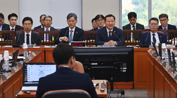 5일 오후 서울 여의도 국회 행정안전위원회에서 열린 비상계엄 관련 긴급 현안질의에서 이상민 행정안전부 장관이 의원 질의에 답하고 있다.