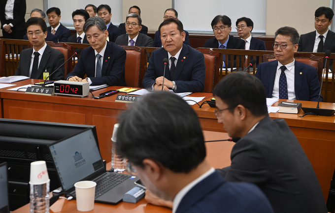 5일 오후 서울 여의도 국회 행정안전위원회에서 열린 비상계엄 관련 긴급 현안질의에서 이상민 행정안전부 장관이 의원 질의에 답하고 있다.