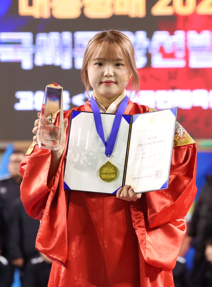 5일 경남 고성군국민체육센터에서 진행된 대통령배 2024 전국씨름왕선발대회 국화급(70㎏급)에서 씨름왕에 등극한 박지유. (사진=대한씨름협회 제공)