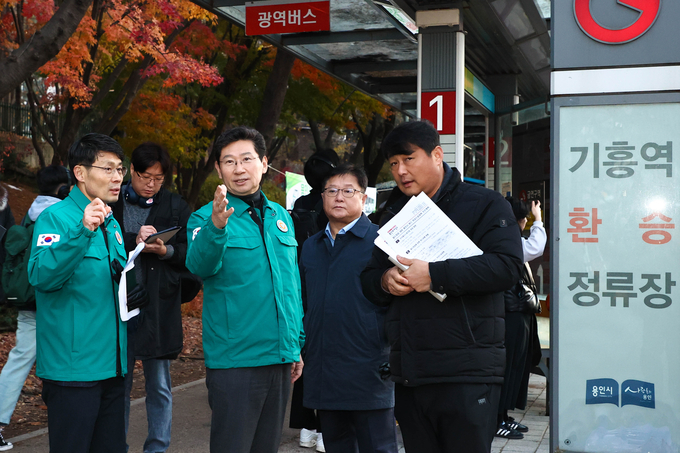 이상일 용인특례시장이 기흥역 주변 광역버스 정류장을 찾아 점검하고 있다. (사진=용인시 제공)