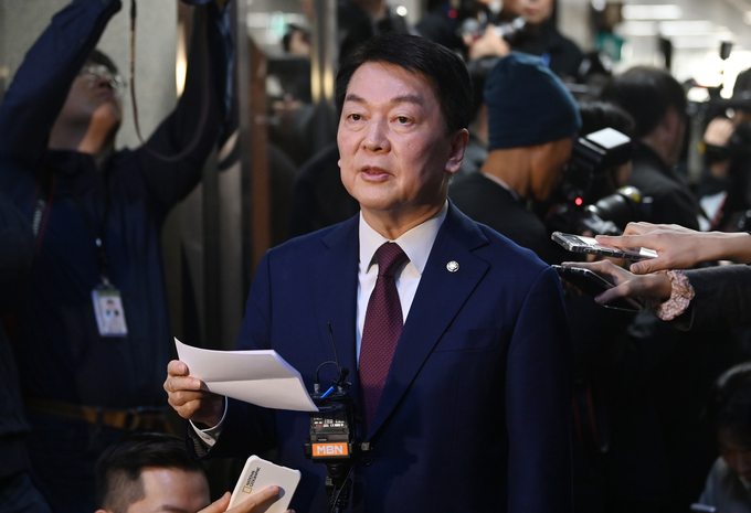 안철수 국민의힘 의원이 6일 국회에서 기자들과 만나 윤석열 대통령 탄핵소추안과 관련, 입장을 밝히고 있다. (사진=옥지훈 기자)