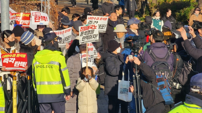  6일 국회의사당 정문 앞 인도에서 시민들이 윤석열 대통령을 비판하는 피켓을 들고 집합했다. (사진=박진석 기자)