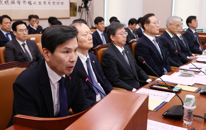 6일 오후 속개된 국회 법제사법위원회 전체회의에 출석한 김선호 국방부 차관(왼쪽)이 의원 질의에 답변하고 있다. (사진=연합뉴스)