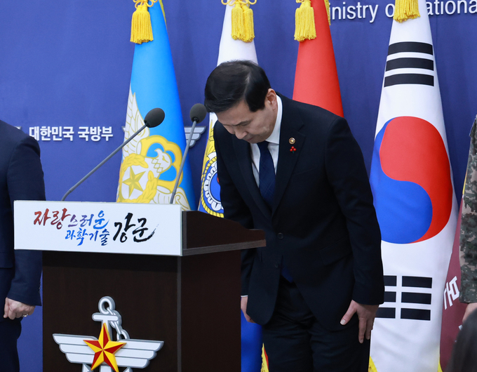 김선호 국방부 장관 직무대리가 6일 서울 용산 국방부에서 비상계엄 사태와 관련한 긴급 브리핑에서 인사하고 있다. (사진=연합뉴스)