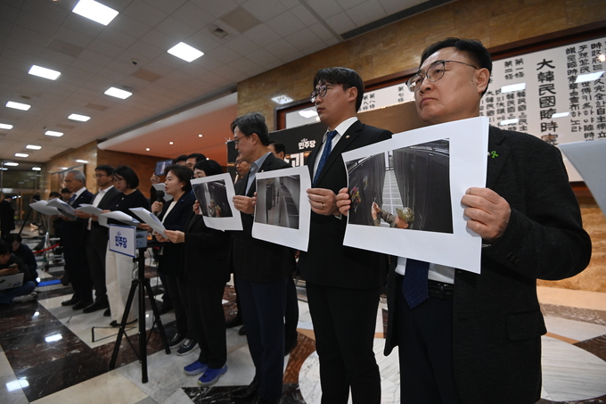 국회 행정안전위원회 야3당 의원들은 6일 오후 국회 로텐더홀에서 기자회견을 열고 12·3 비상계엄 선포 사태 당시 선거관리위원회에 투입돼 통합선거인명부를 촬영하고 있는 계엄군의 모습이 담긴 CCTV(폐쇄회로화면)을 공개했다. (사진=옥지훈 기자)