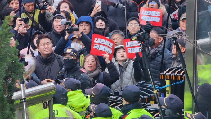  6일 민주노총이 국민의힘 당사에 진입하려 했으나 경찰에 저지됐다. (사진=박진석 기자)