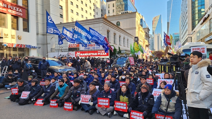  6일 민주노총이 서울 영등포구 국민의힘 당사 앞에서 결의대회를 연 모습. (사진=박진석 기자)
