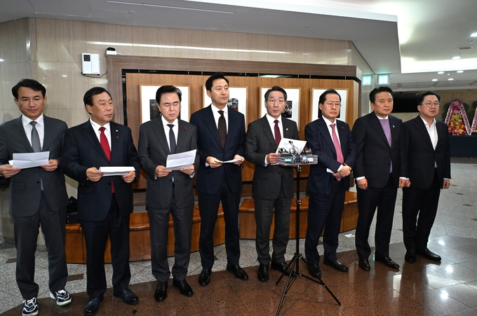 6일 오후 서울프레스센터에서 국민의힘 시도지사협의회 소속 광역단체장들이 긴급회동 이후 입장을 밝히고 있다. ( 사진 = 국민의힘 시도지사협의회 제공 )