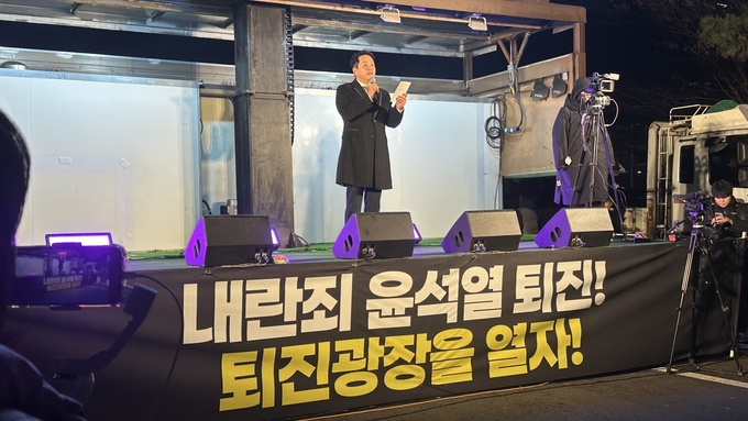6일 임태훈 군인권센터 소장이 국회의사당역에서 진행된 '내란범 윤석열퇴진 시민촛불' 집회에서 발언하는 모습. (사진=박민정 기자)