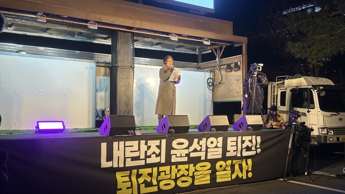  6일 '내란범 윤석열퇴진 시민촛불' 집회에서 김민문정 한국여성단체연합 상임대표가 발언하는 모습. (사진=박민정 기자)