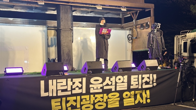 6일 서울 여의도 국회의사당역에서 진행된 3차 촛불대행진에서 노병황 전국공무원노동조합 용산구지부장이 발언하고 있다. (사진=박민정 기자)