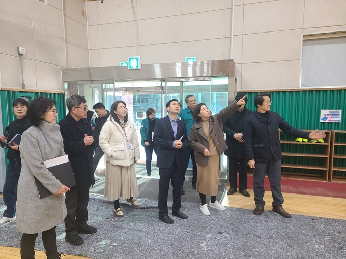 김진수 제1부교육감 피해학교 현장 점검 모습 (사진=경기도교육청 제공)