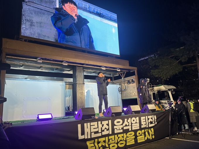 6일 서울 여의도 국회의사당역에서 열린 '내란범 윤석열퇴진 시민촛불' 집회에서 시민이 발언하고 있다. (사진=박민정 기자)