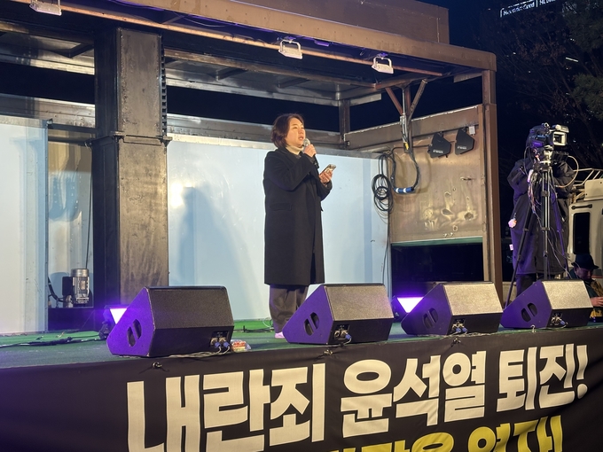 6일 서울 여의도 국회의사당역에서 열린 '내란범 윤석열퇴진 시민촛불' 집회에서 시민이 발언하고 있다. (사진=박민정 기자)