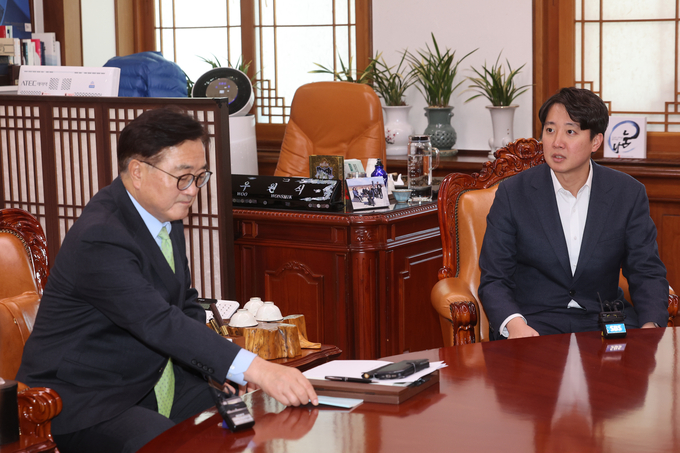 이준석 개혁신당 의원이 지난 4일 오후 국회에서 우원식 국회의장과 대화하고 있다. (사진=연합뉴스)