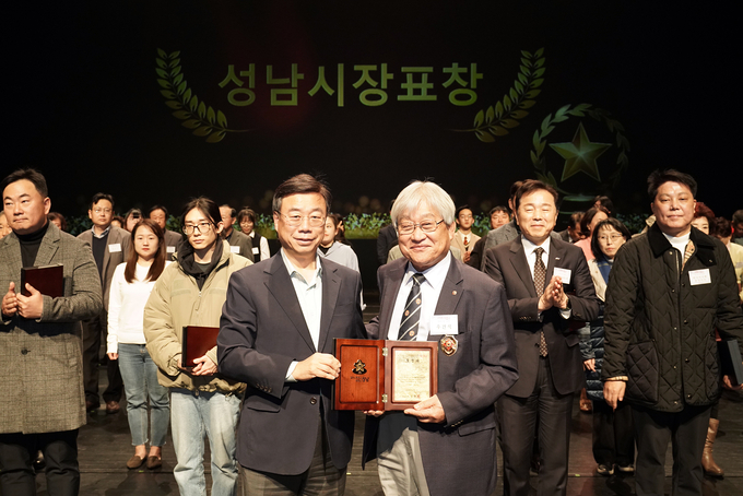신상진 성남시장이 ‘자원봉사자의 날 기념식’에 참석 자원봉사자들을 격려했다. (사진=성남시 제공)
