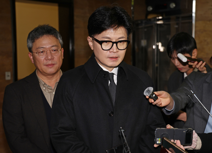 한덕수 국무총리와 긴급회동을 마친 한동훈 국민의힘 대표가 7일 서울 여의도 국회로 돌아와 취재진에게 발언하고 있다. (사진=연합뉴스)