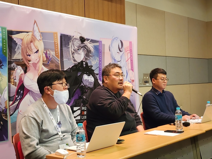 7일 킨텍스에서 열린 스마일게이트 스토브인디 인터뷰에 참석한 윤태진 커머스프로모션 팀장(좌) 여승환 이사(가운데) 신선호 창작생태계지원팀장(우). (사진=이효정 기자)