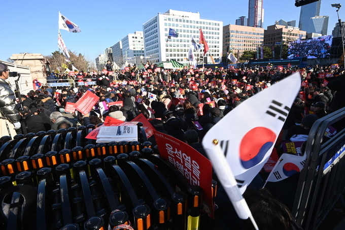 윤석열 대통령 탄핵소추안 표결을 앞둔 7일 서울 여의도 국회 정문 앞에서 시민들이 탄핵소추안 가결을 촉구하고 있다. (사진=옥지훈 기자)