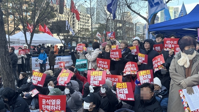 7일 국회 앞이 '윤석열을 탄핵하라'는 피켓을 든 국민들로 가득 찼다. (사진=박민정 기자)