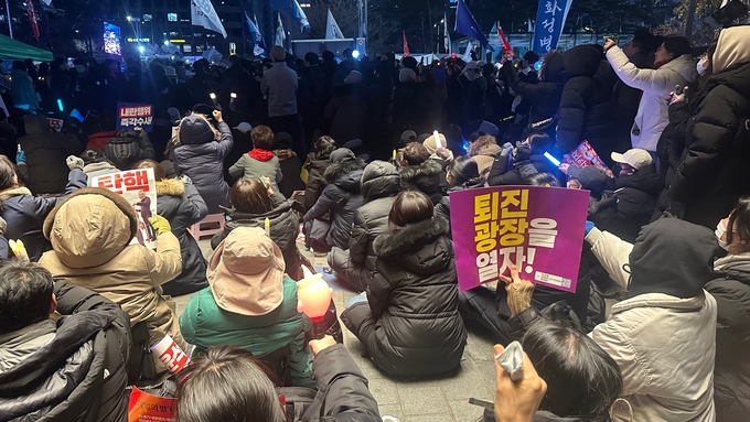 7일 여의도 국회의사당 앞은 '범국민촛불대행진'에 참여한 시민들이 분노의 외침을 토하고 있다. (사진=박민정 기자)
