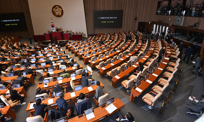 7일 김건희 여사 특검법이 부결된 후 박찬대 더불어민주당 원내대표의 윤석열 대통령의 탄핵소추안 제안 설명이 시작되기 직전 국민의힘 의원들이 국회 본회의장을 나서고 있다. (사진=옥지훈 기자)