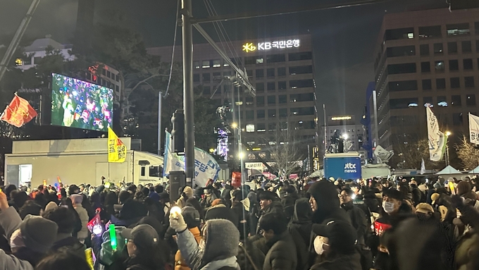 7일 여의도에 집결한 국민들이 윤석열 대통령 탄핵을 촉구하고자 국회를 에워싸기 위해 출발하고 있다. (사진=박민정 기자)