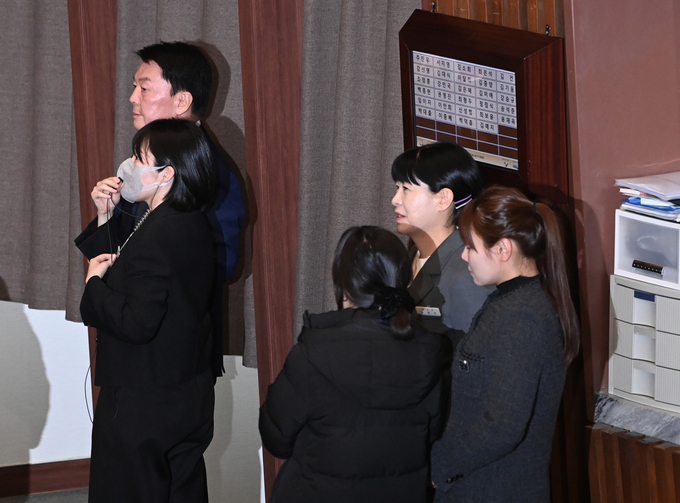 7일 서울 여의도 국회 본회의장에서 열린 윤석열 대통령 탄핵소추안 표결에서 안철수 국민의힘 의원, 김예지 국민의힘 의원이 투표를 하고 있다.