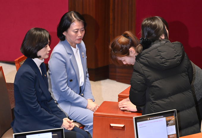7일 서울 여의도 국회 본회의장에서 열린 윤석열 대통령 탄핵소추안 표결에서 김예지 국민의힘 의원이 투표를 하고 있다.