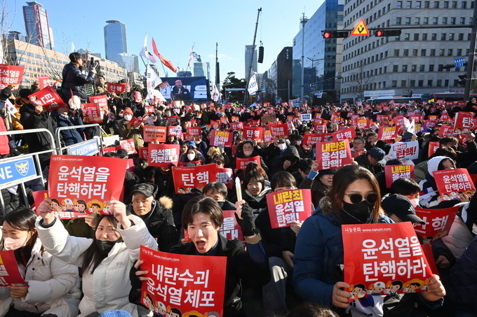 7일 서울 여의도 국회 정문 앞에서 시민들이 탄핵소추안 가결을 촉구하고 있다. (사진=옥지훈 기자)