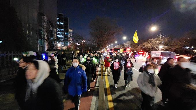 7일 시민들이 국회를 둘러싸기 위해 이동하고 있다. (사진=박진석 기자)