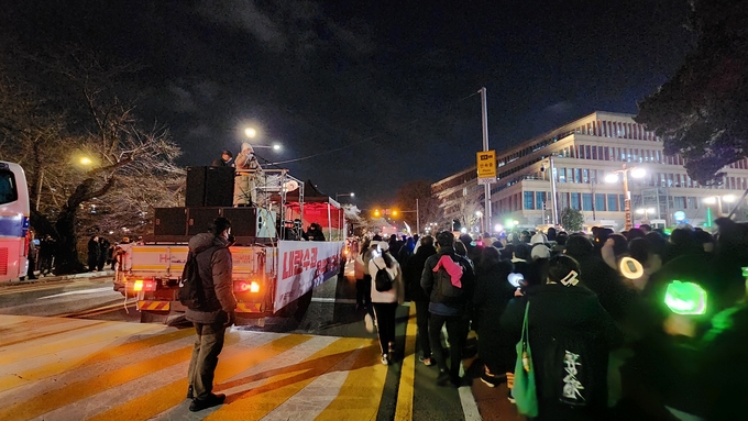 7일 시민들이 국회를 둘러싸고 있다. (사진=박진석 기자)