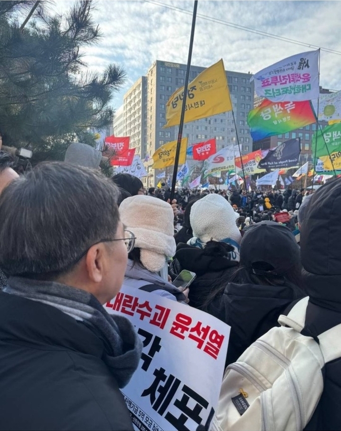 김동연 경기도지사가 7일 국회 앞에서 열린 윤석열 대통령 탄핵 촉구 집회에서 피켓을 들고 있다. (사진=김동연 경기도지사 SNS 캡처)
