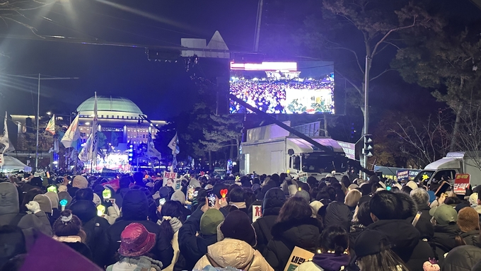 7일 국회의사당역 앞 집결한 시민들이 국민의힘 의원들의 의결을 촉구하고 있다. (사진=박민정 기자)