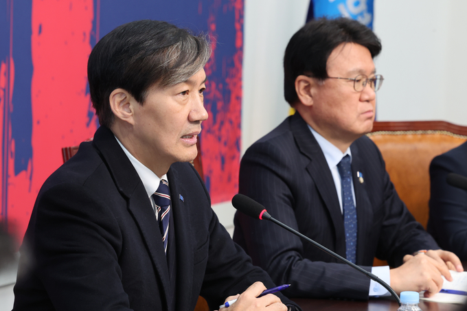 조국 조국혁신당 대표가 7일 오후 서울 여의도 국회에서 열린 기자간담회에서 윤석열 대통령 탄핵안 처리 관련 질문에 답하고 있다. (사진=연합뉴스)
