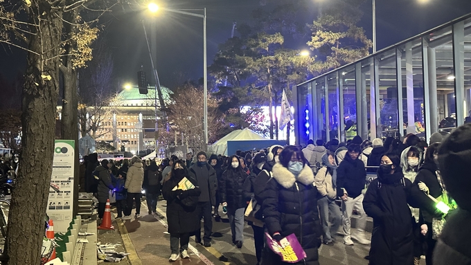  7일 국회에서 윤석열 대통령에 대한 탄핵소추안이 부결된 후 집회에 참여한 시민들이 발걸음을 돌리는 모습. (사진=박민정 기자)
