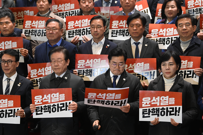 더불어민주당 의원들이 7일 오후 윤석열 대통령 탄핵소추안이 부결·폐기된 직후 국회 로텐더홀에서 규탄대회에 나섰다. (사진=옥지훈 기자)