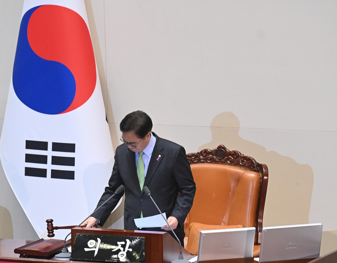 7일 오후 9시 30분께 서울 여의도 국회 본회의장에서 윤석열 대통령 탄핵소추안 표결이 국민의힘 불참에 따른 의결정족수 미달로 인한 투표불성립으로 자동폐기돼 우원식 국회의장이 산회를 선포하고 있다