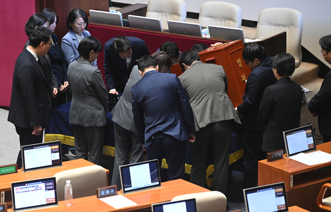 7일 오후 서울 여의도 국회 본회의장에서 윤석열 대통령 탄핵소추안 표결 후 투표 개함이 진행되고 있다.