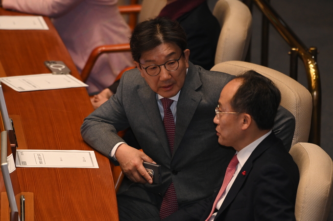 추경호 국민의힘 원내대표와 권성동 의원이 국회 본회의장에서 대화를 나누고 있다. 추 원내내대표는 ‘윤석열 대통령 탄핵소추안’이 투표불성립으로 폐기된 후 열린 의원총회에서 원내대표직 사의를 표명했다. (사진=옥지훈 기자)