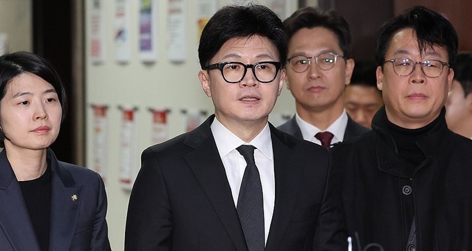 한동훈 국민의힘 대표가 7일 밤 국회에서 윤석열 대통령 탄핵소추안 표결 무산 뒤 입장을 밝히고 있다. (사진=연합뉴스)