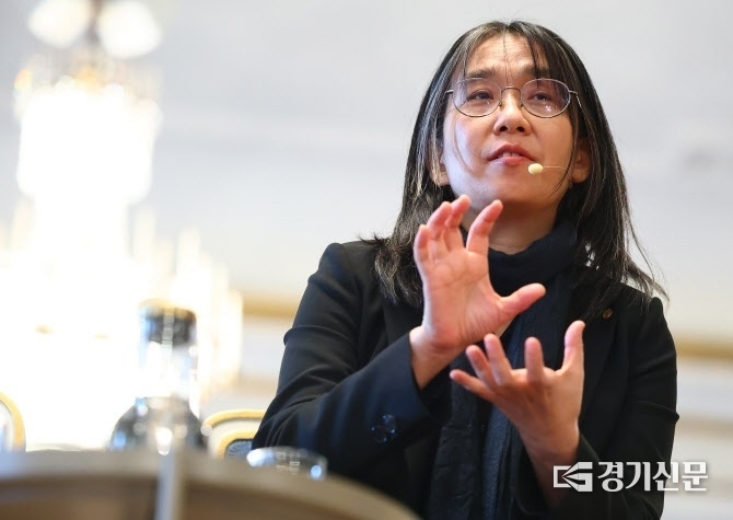 노벨문학상 수상자 한강이 6일 스톡홀롬 노벨상박물관에서 기자회견을 하고 있다. (사진=연합뉴스 제공)