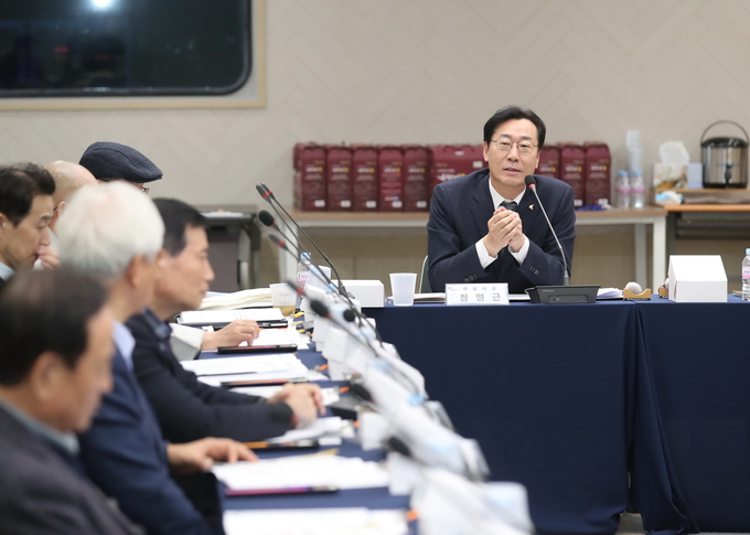 정명근 화성시장이 시청 대회의실에서 시정자문위원회 회의를 갖고 시벙발전을 위한 다양한 의견을 청취했다. (사진=화성시 제공)