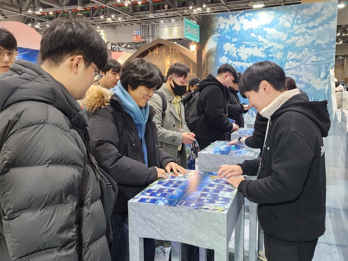 관람객이 '설원 속 대결'을 체험하고 있다. (사진=이효정 기자)